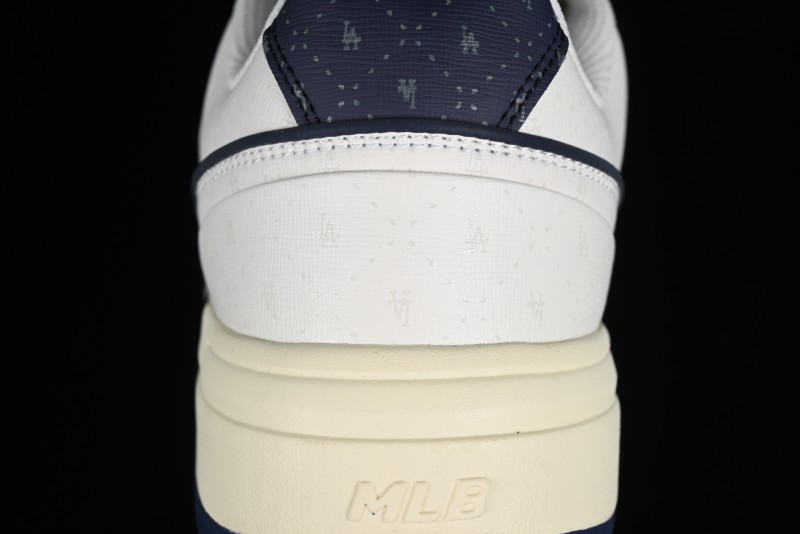 MLB Chunky Liner Basic New York Yankees Thick Sole Casual Sneakers with 6cm Height Increase - 3ASXCBO3N07NYD