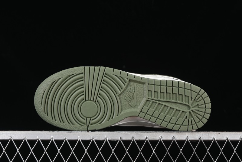 Nike SB Dunk Low x Undefeated Collaboration Casual Skate Shoes - UN1697-633