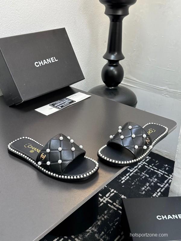 2025 Slippers CHANEL Black Leather Pearl Decor