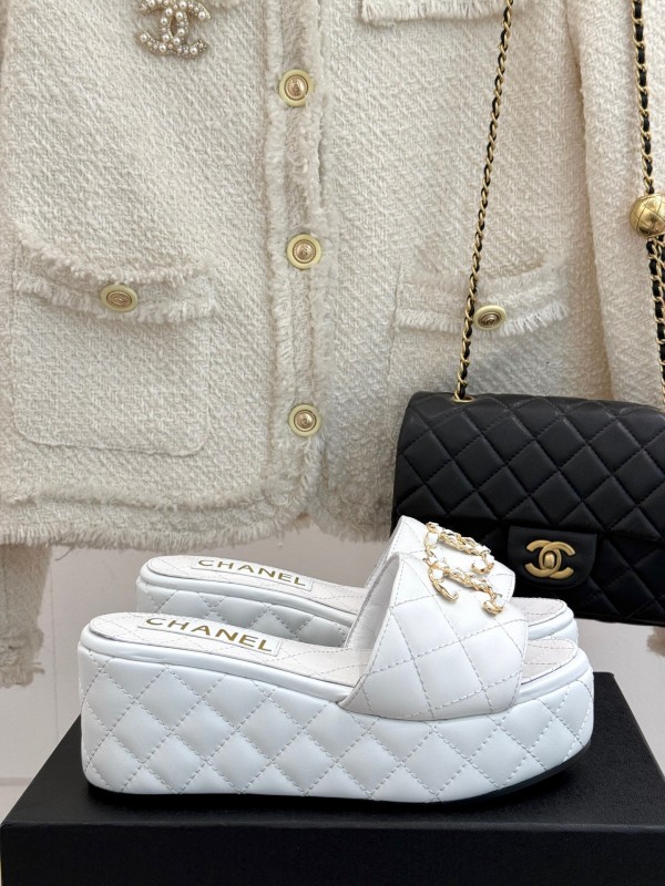 2025 Women Chanel White Leather Slippers