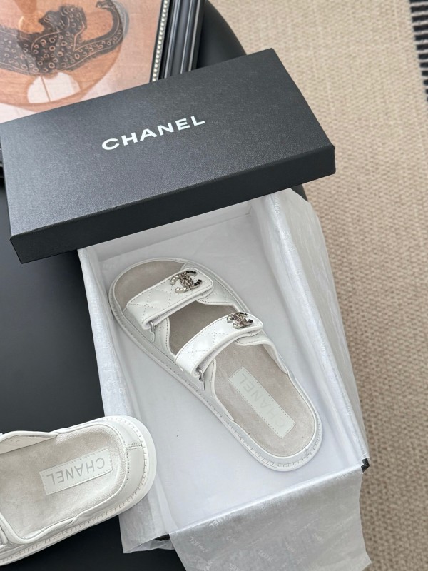 2025 Women Chanel White Leather Slippers LY00310