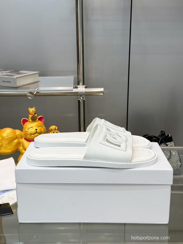 2025 Unisex Dolce & Gabbana White Leather Slippers KFY00150