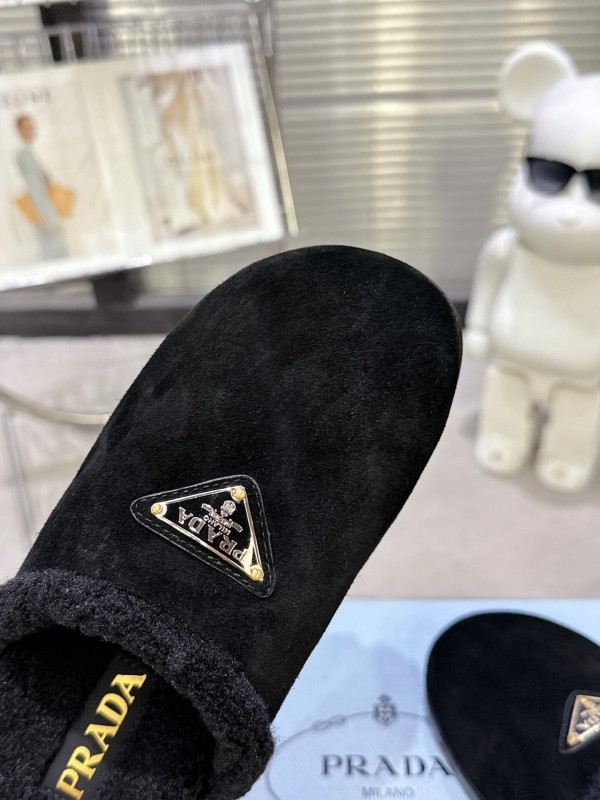 Prada 2025 Fall Winter New Fur Mule Slippers Triangle Buckle Bread Toe Half Slippers - KFY00270