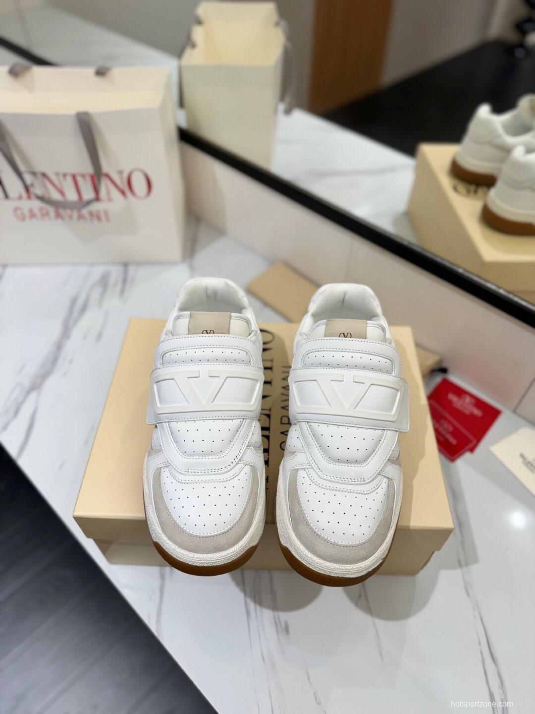 VALENTINO 2025 SS Casual Sneakers with V-Strap Design - AS00410