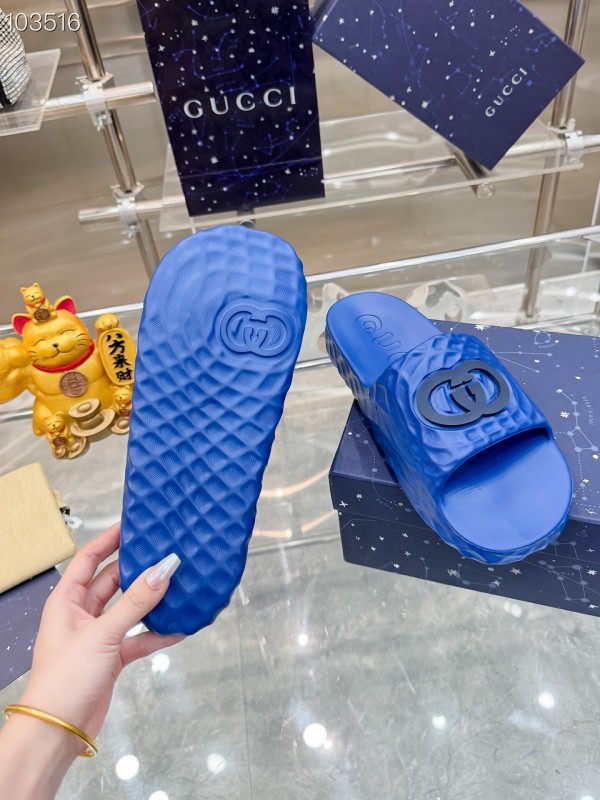Gucci Lido Interlocking G Men's Sandals with Textured Rubber Sole - AS00170