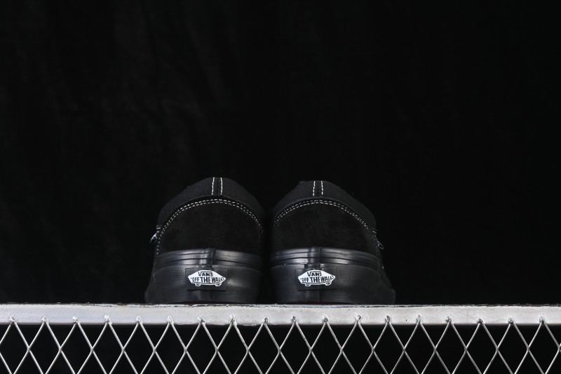 Vans Old Skool Low-Top Skateboarding Shoes with Classic Side Stripe - VN0A5FCBBLK