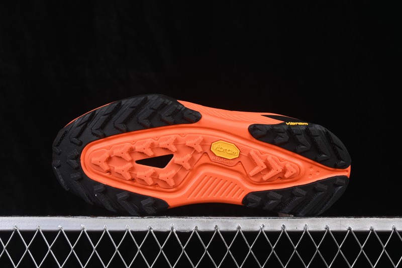 Nike ACG Zegama Trail Running Shoes with Breathable Cushioning and Durable Traction - HV8113-100