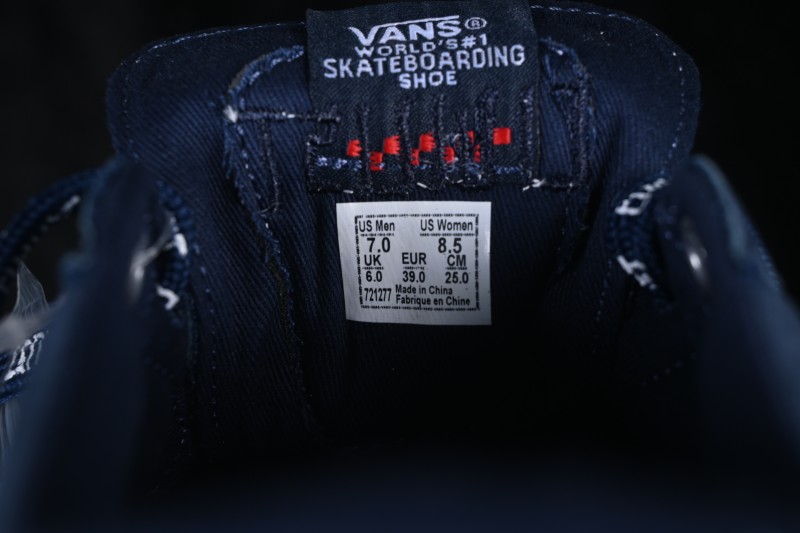 Vans Skate Skool Low-Top Skateboarding Shoes with Classic Stripe Design - VN0A5FCF6F6