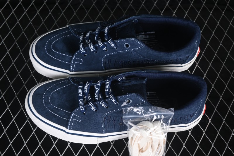 Vans Skate Skool Low-Top Skateboarding Shoes with Classic Stripe Design - VN0A5FCF6F6